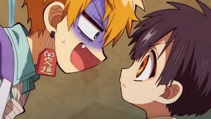 Cena do episódio 20 da segunda temporada de Toilet-Bound Hanako-kun com Kou e Tsukasa na casa vermelha.